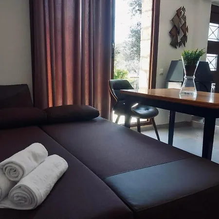 Moxy Paxos Gaios