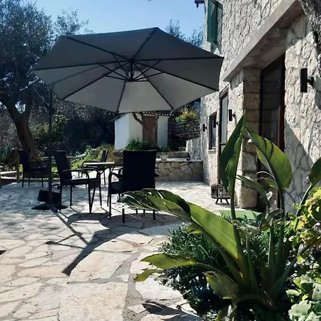 Moxy Paxos * Gaios