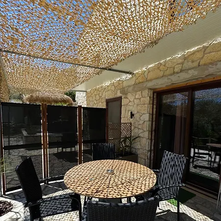 Moxy Paxos Gaios